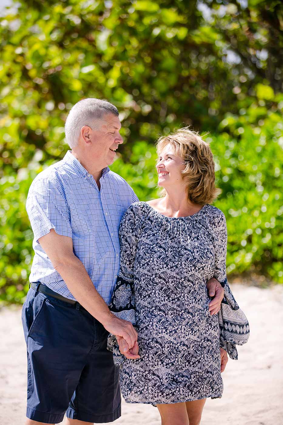 parents enjoying a beach photography session