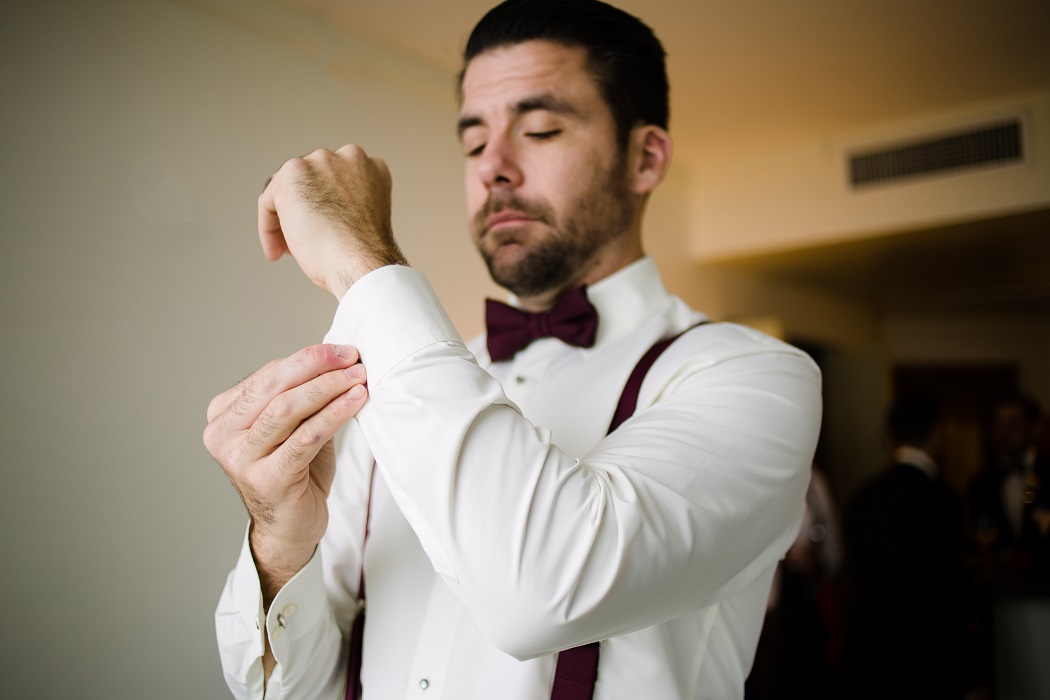 groom getting ready for wedding at biltmore hotel miami | miami wedding photographer | andrea harborne photography