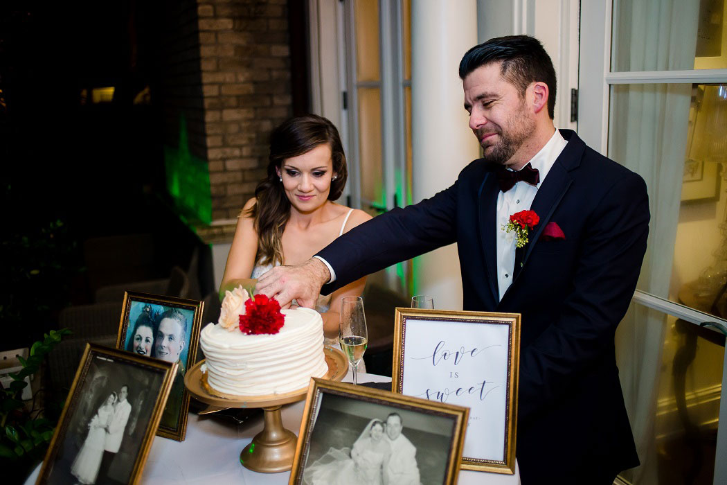 bride and groom cut modern wedding day cake | miami wedding photographer | andrea harborne photography