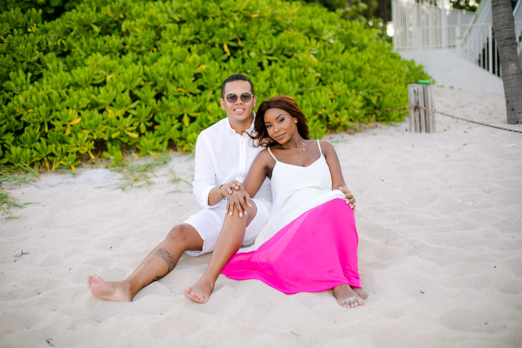 sitting down pose for maternity photography