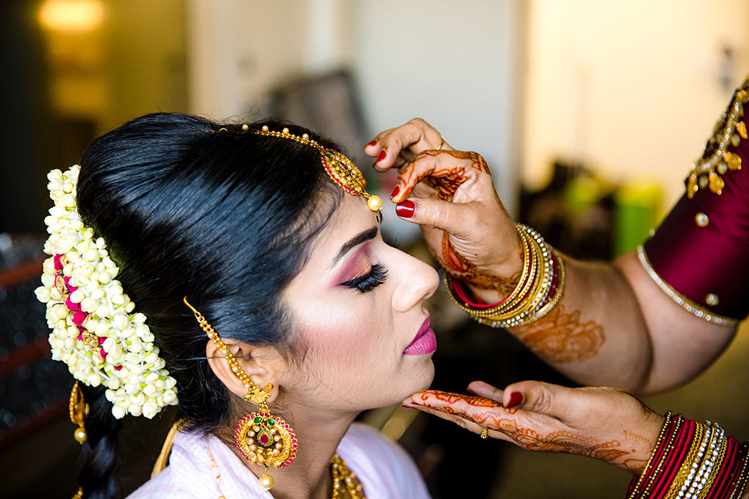 indian brides mother puts on wedding jewelry | fort lauderdale indian wedding photographer