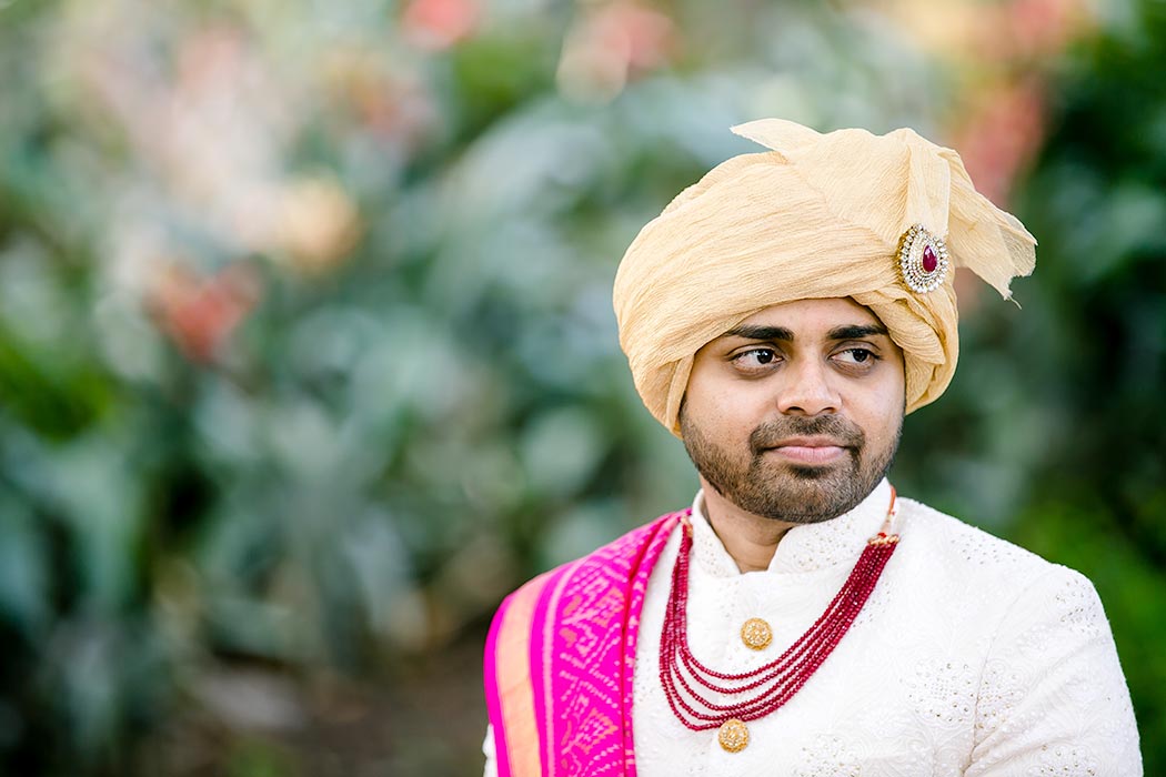 indin groom in gold turban | indian groom poses for photography in south florida | south florida indian wedding photographer