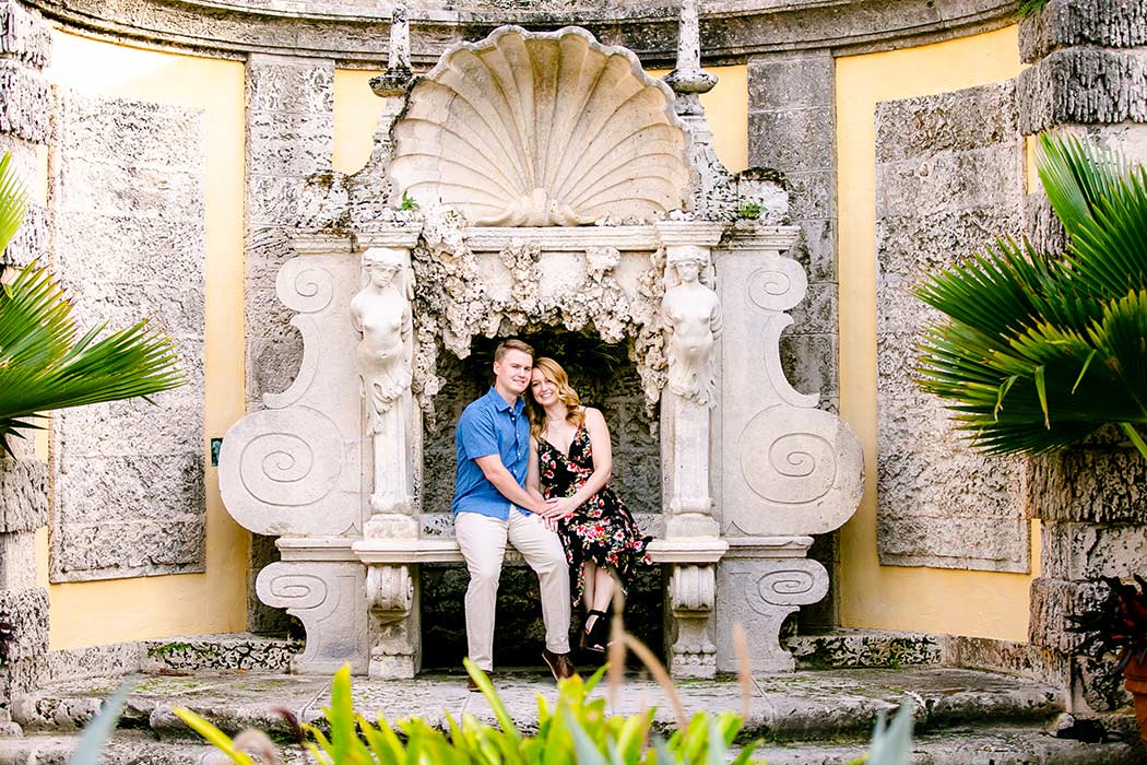 gorgeous couple's photography session vizcaya museum miami | couple pose for photoshoot at vizcaya