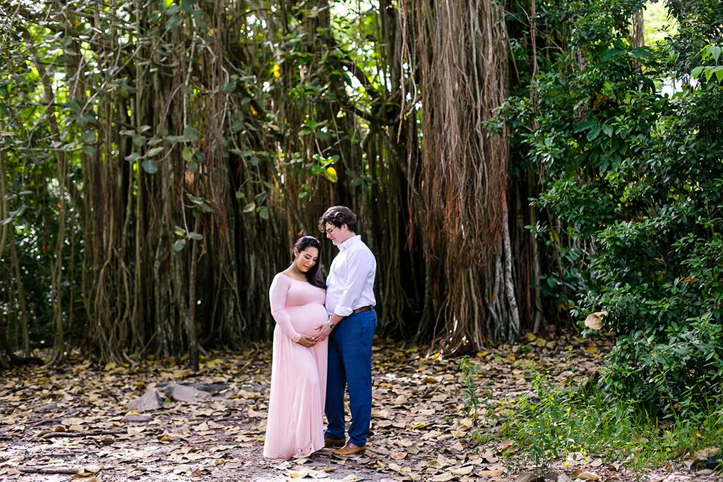 maternity poses for expectant mothers | fort lauderdale park maternity photoshoot | maternity pose in tree tops park | maternity park photography | fort lauderdale maternity photographer
