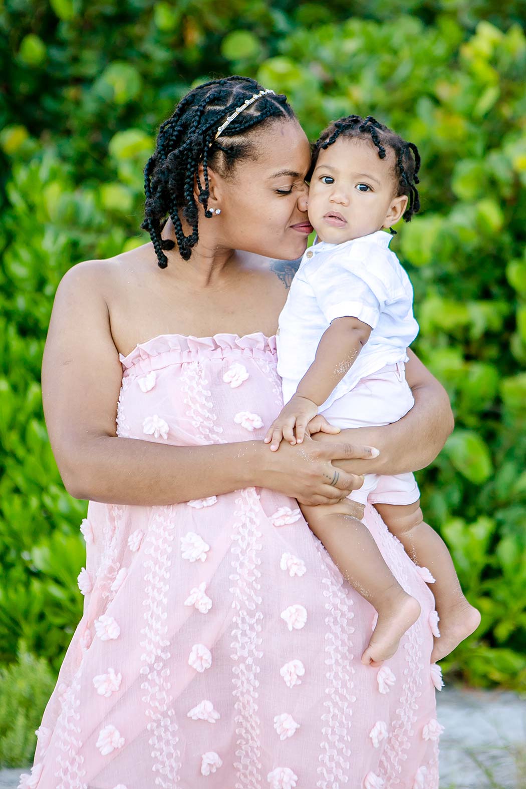 mother and son photography | mom and son pose for family picture | mother and son beach photography 