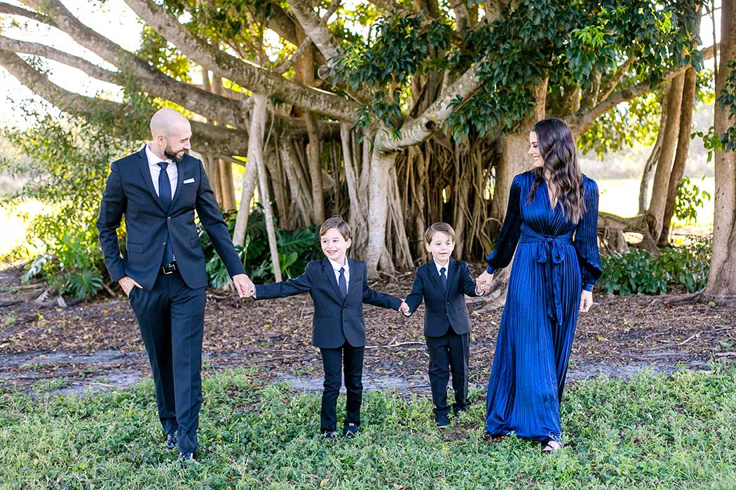 walking shot for elegant family photoshoot robbins preserve | walking pose for family photography | family walk during photographs