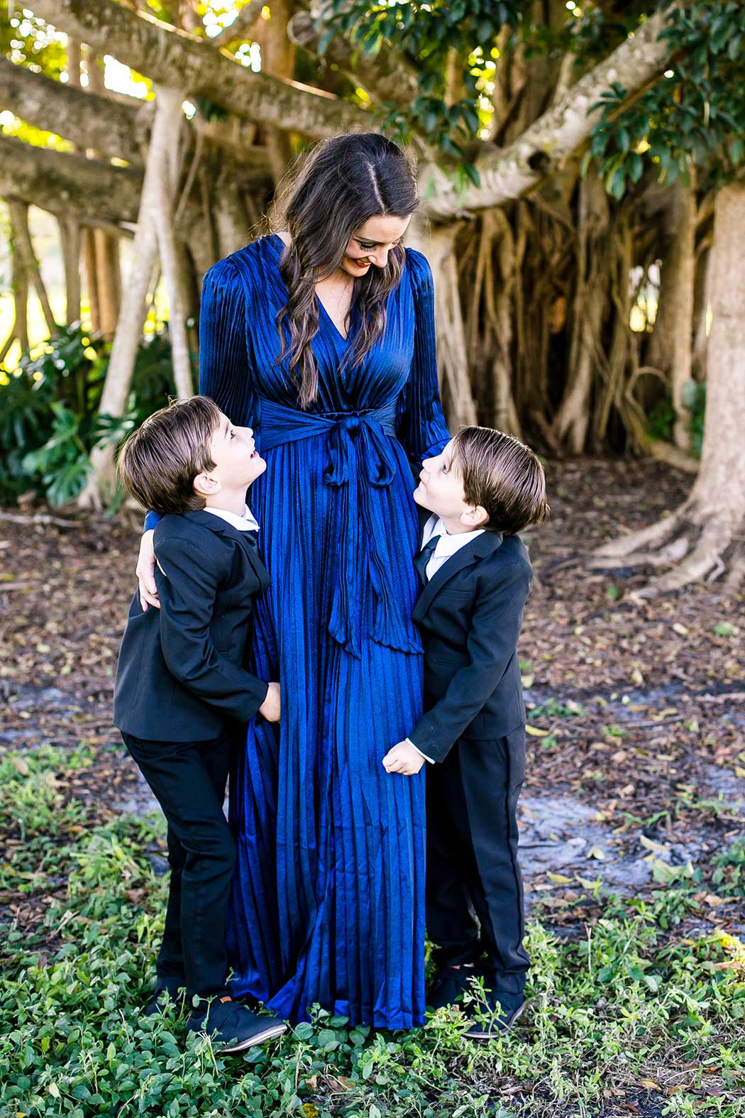 mom poses with twins in family photography | mom and twin photography fort lauderdale | twins pose with mum at robbins preserve | mom and son photography