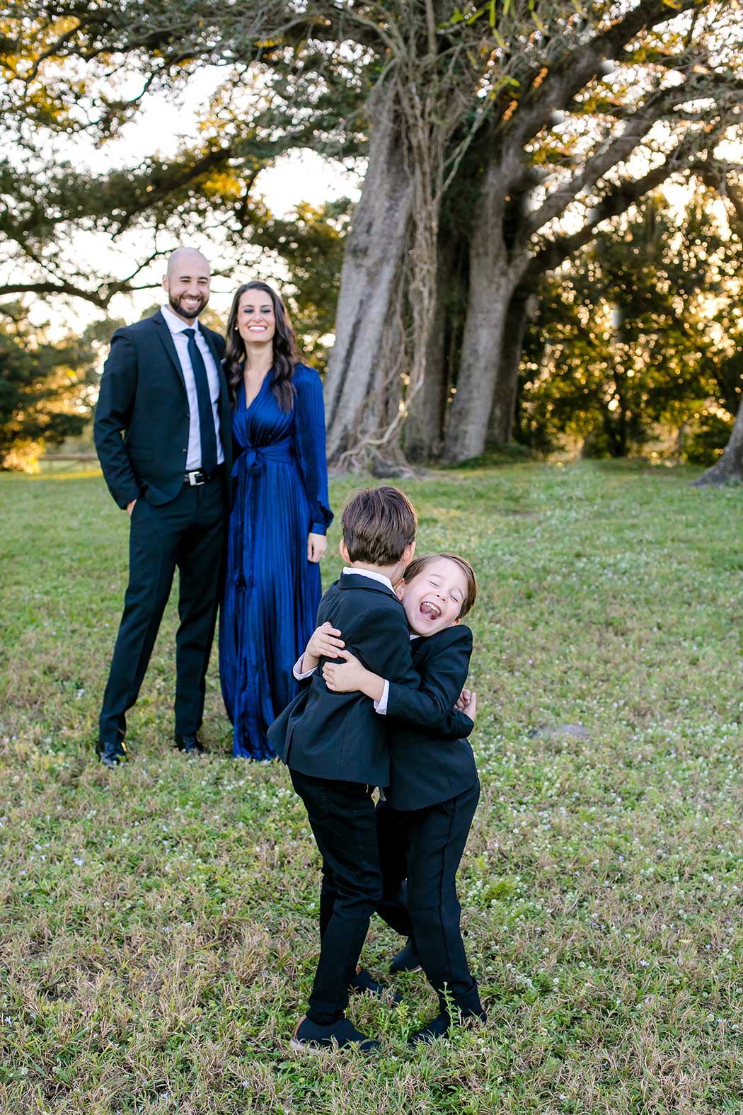fun family pictures | fun pose for elegrant family photographs | robbins preserve family photography | family photographer south florida