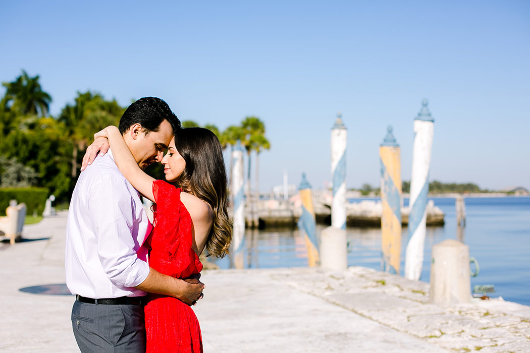 couples photoshoot in vizcaya gardens | unique engagement photography pose