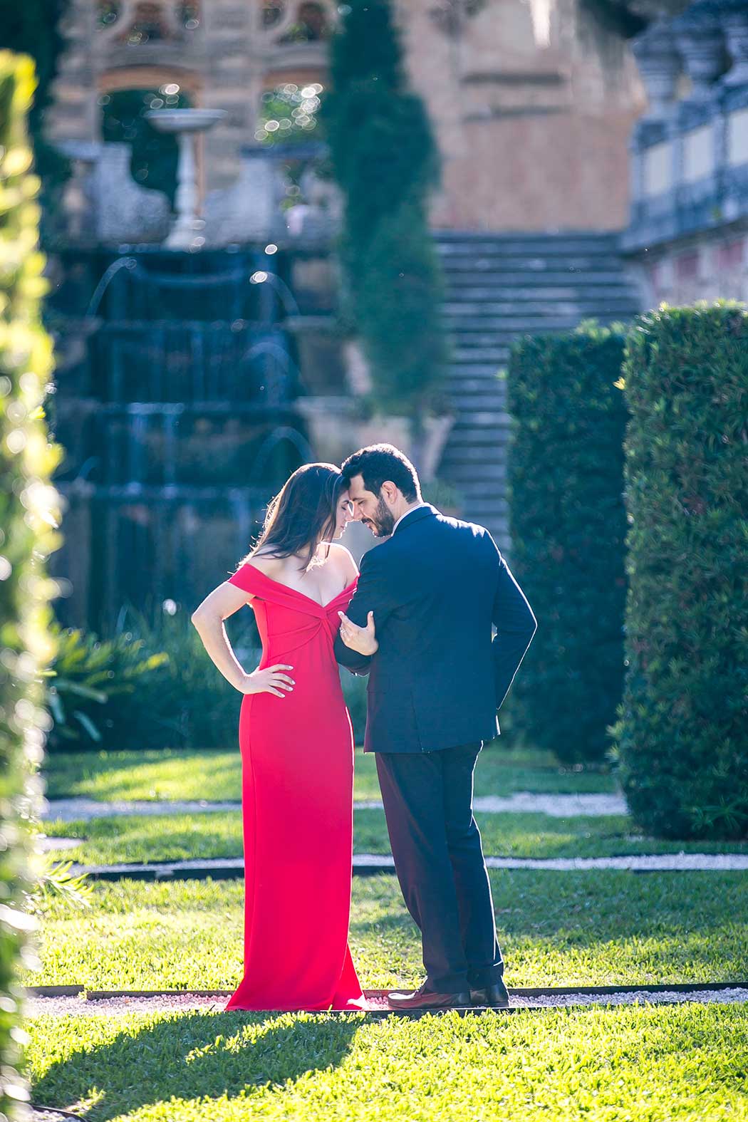 couples photoshoot in vizcaya gardens | unique engagement photography pose