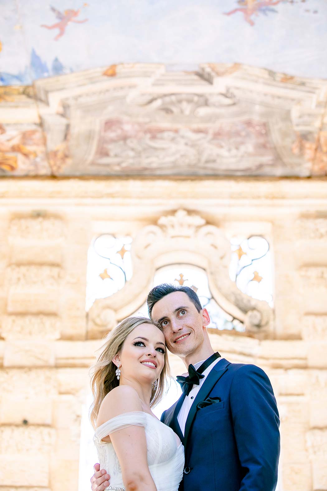 gorgeous couple's photography session vizcaya museum miami | couple pose for photoshoot at vizcaya