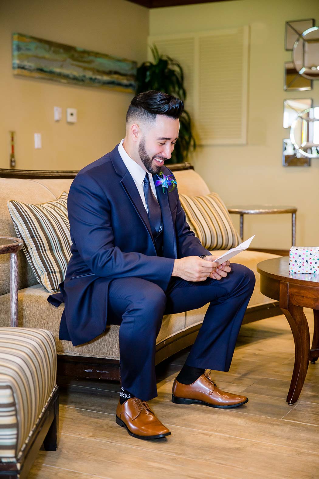 groomsman reading love letter from bride | breakers west country club wedding