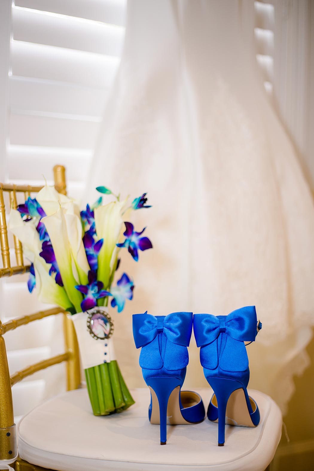 breakers west wedding | wedding detail photographs of blue wedding shoes, bouquet and dress in background | andrea harborne photography 