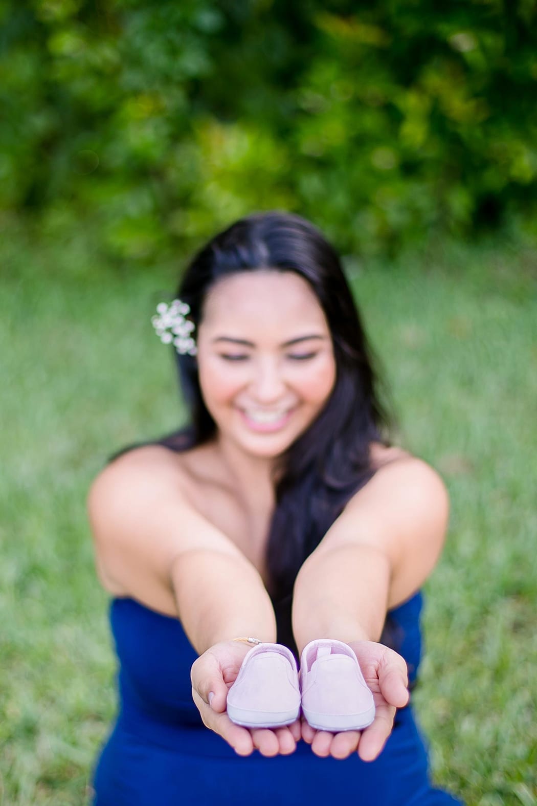 unique maternity pose with baby shoes | fort lauderdale maternity photography | girl in tree tops photography