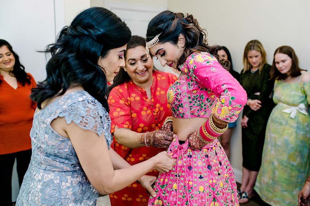 indian brides mother puts on wedding jewelry | fort lauderdale indian wedding photographer