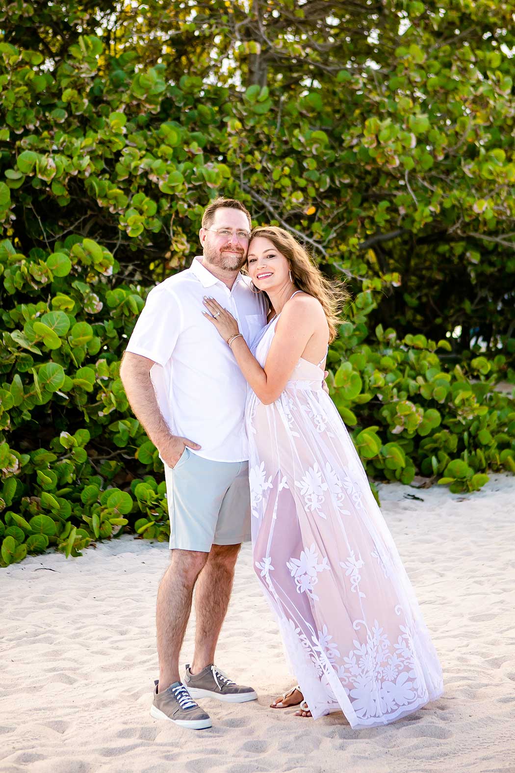 couples pose idea for beach maternity photos