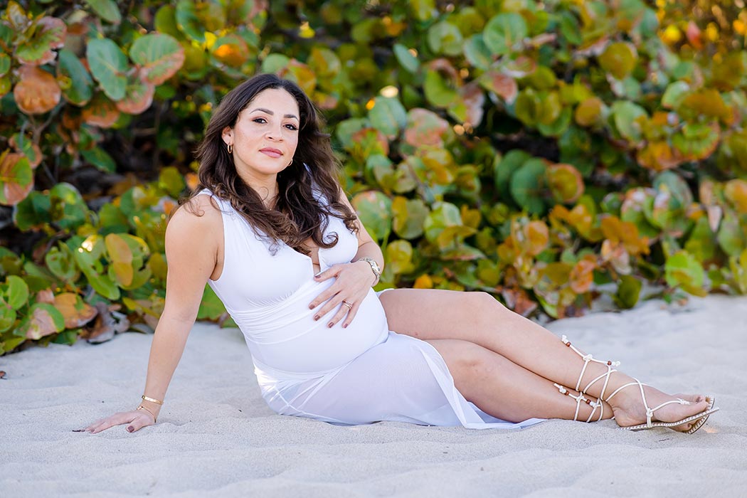 gorgeous lady poses for maternity photoshoot on fort lauderdale beach