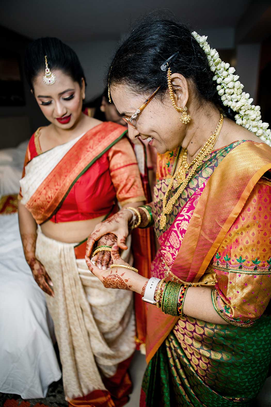 south indian wedding photographer | indian bride getting ready for her wedding | indian bride makeup | getting ready photographs indian wedding