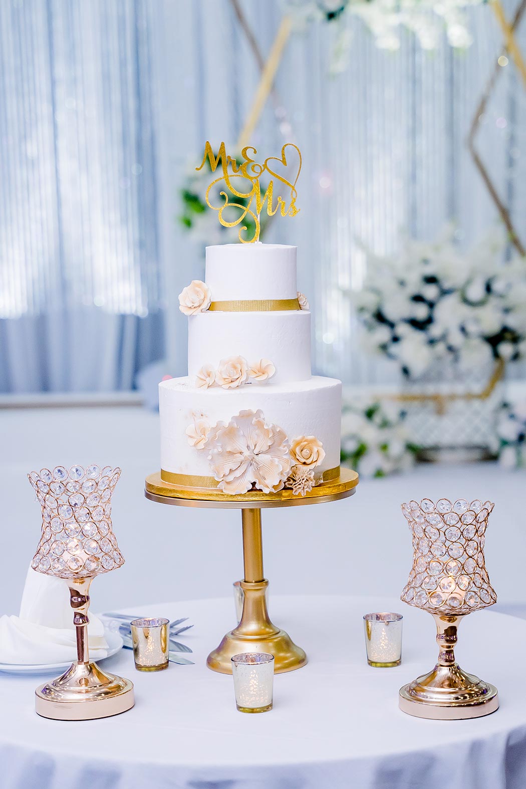 stunning white and gold wedding cake | 3-tier white and gold wedding cake