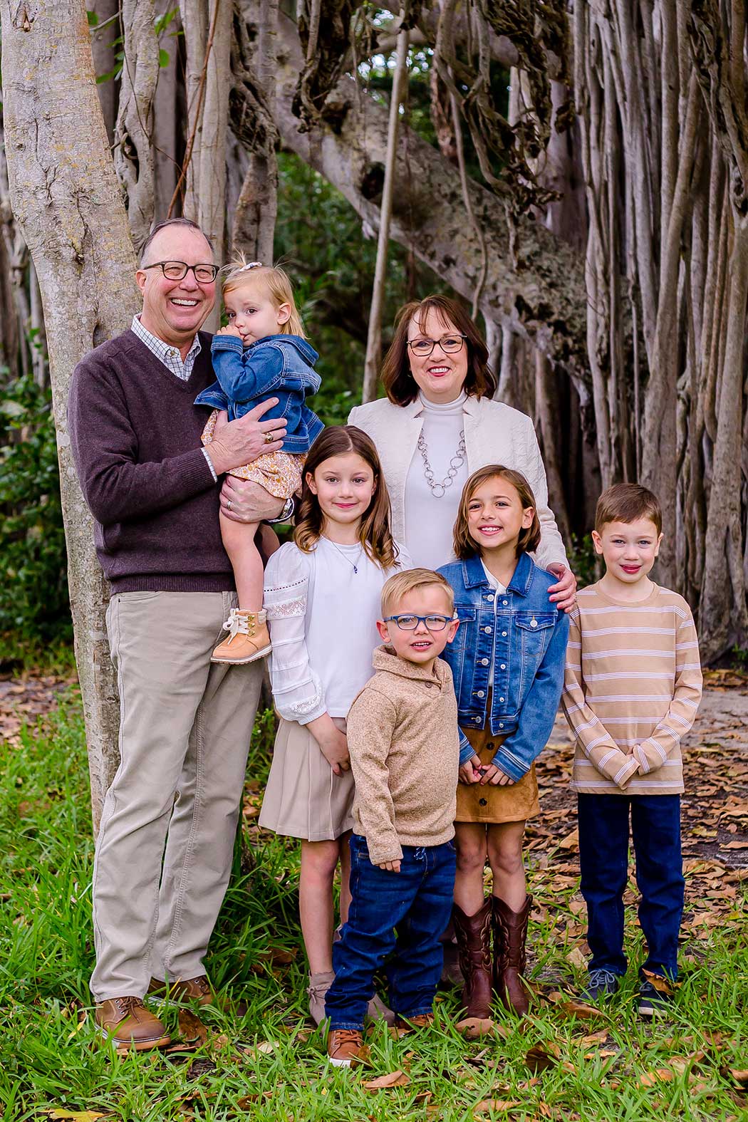 extended family members pose for photoshoot in robbins lodge park davie