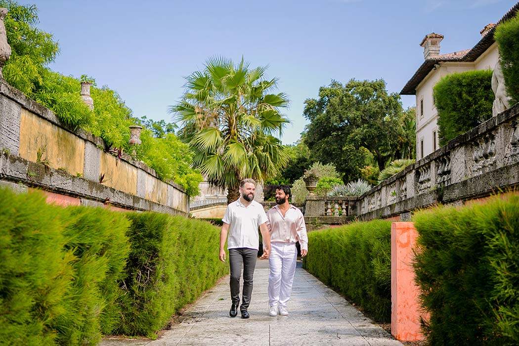 unposed photography ideas for couples | plantation heritage park engagement photoshoot